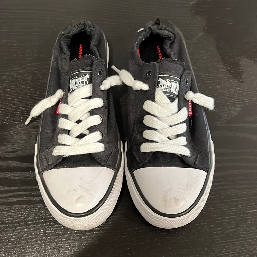 Levi’s canvas shoe like new.